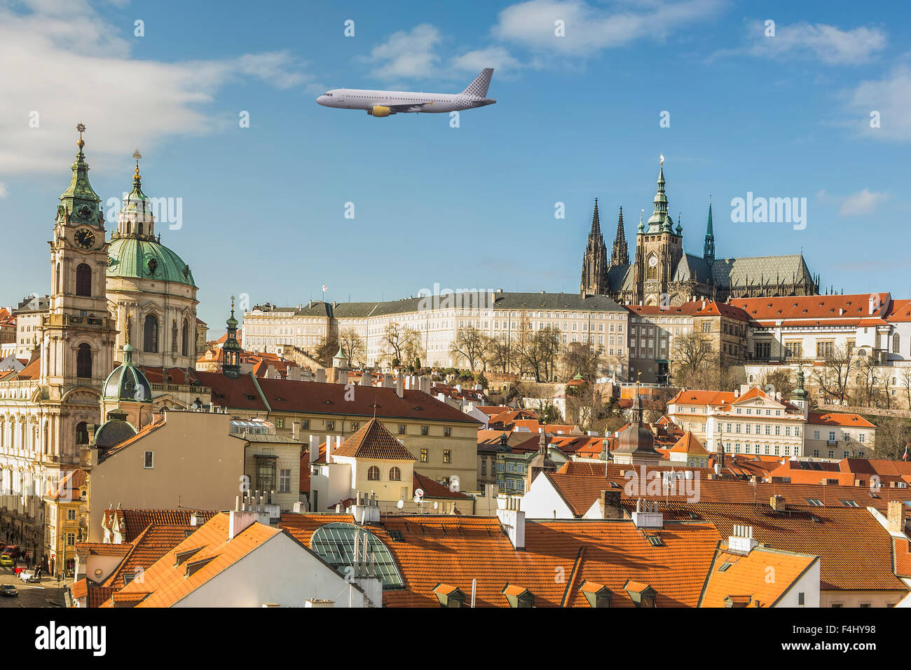 Il passeggero aereo sopra panorama di Praga e di andare a terra in aeroporto di Praga. Foto Stock