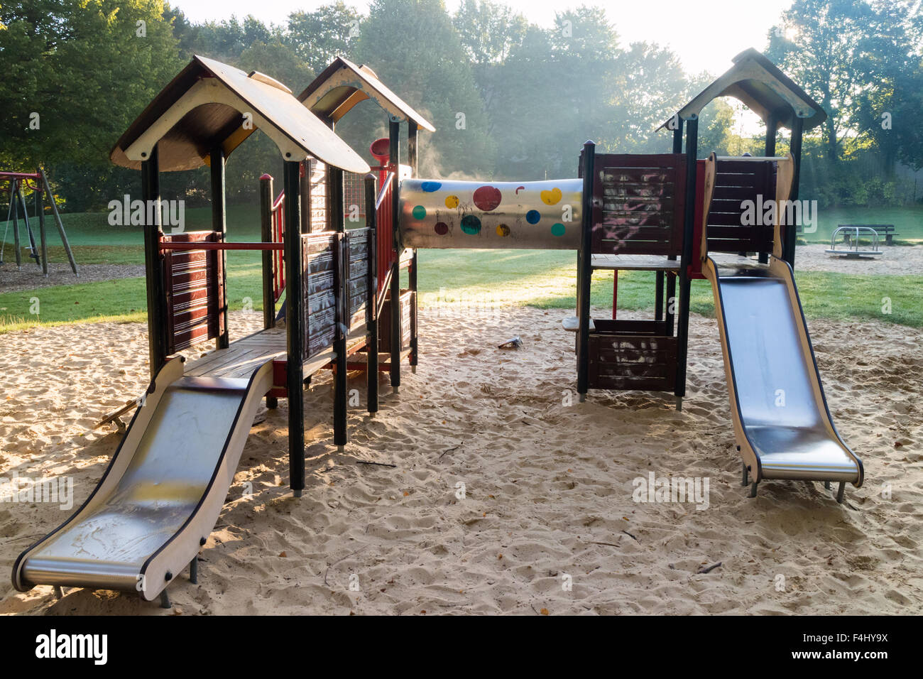 Un deserto parco giochi per bambini di prima mattina Foto Stock