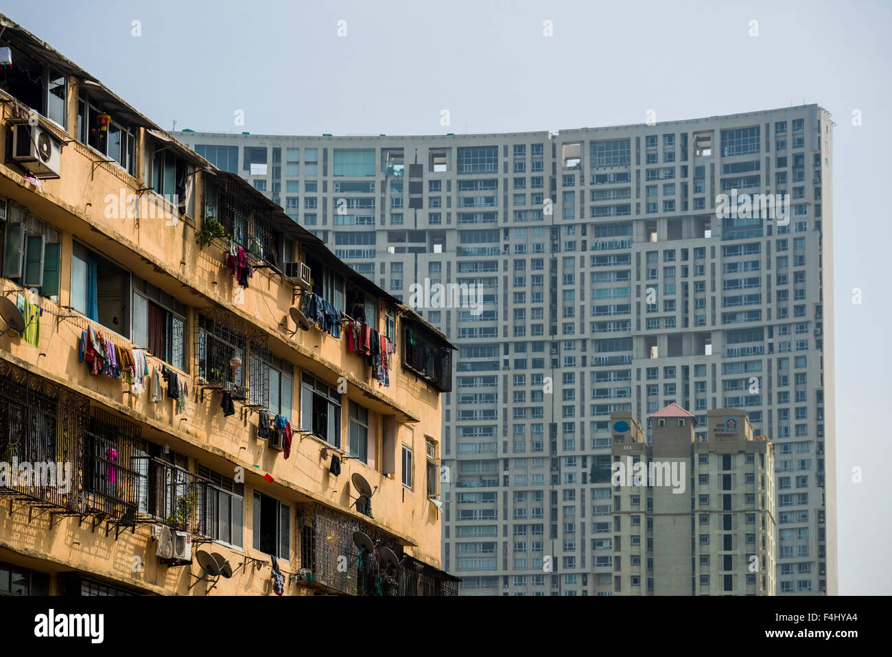 Le facciate di un grande salone edifici con le finestre di molti appartamenti e case tipiche della classe operaia indiani Foto Stock