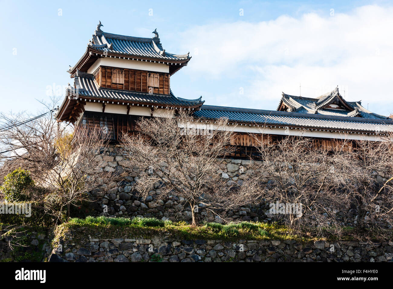 Giappone, Yamato Koriyama e castello. L OTE Higashi Sumi Yagura, torretta, e collegato tamon yagura, un corridoio tipo torretta, con blu cielo nuvoloso sfondo. Foto Stock