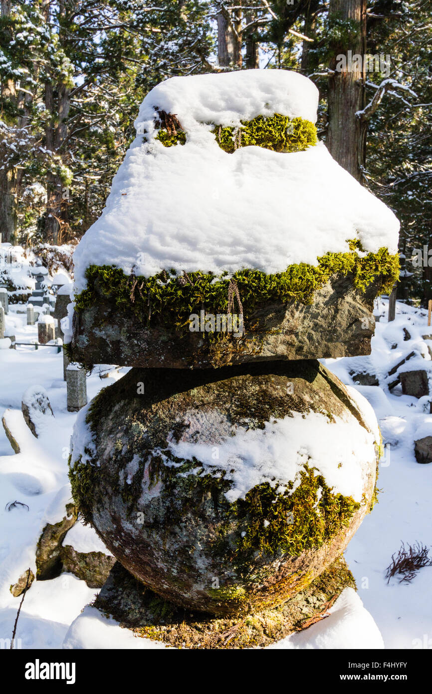 Koyasan, Giappone, Okunoin cimitero. A cinque pagoda di pietra, gorinsotoba, coperta di neve in inverno il sole. Foto Stock