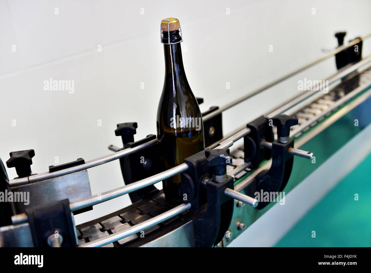 La produzione industriale shot con bottiglie di champagne sul nastro trasportatore in una fabbrica Foto Stock