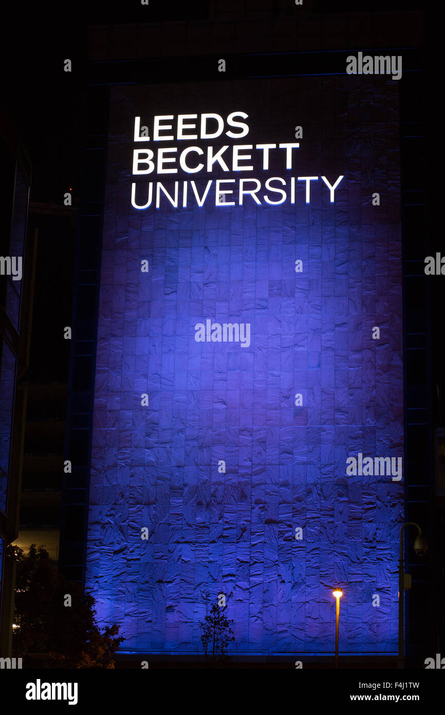 Leeds Beckett Università firmano illuminata di notte Foto Stock