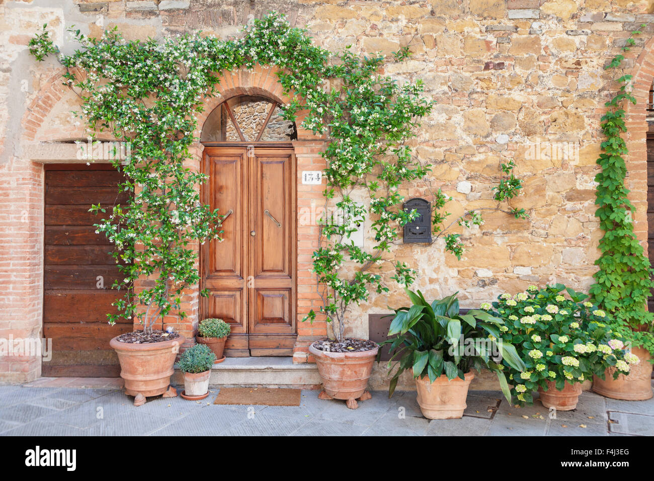 Casa Tradizionale con vasi di fiori Montisi, in provincia di Siena, Toscana, Italia, Europa Foto Stock