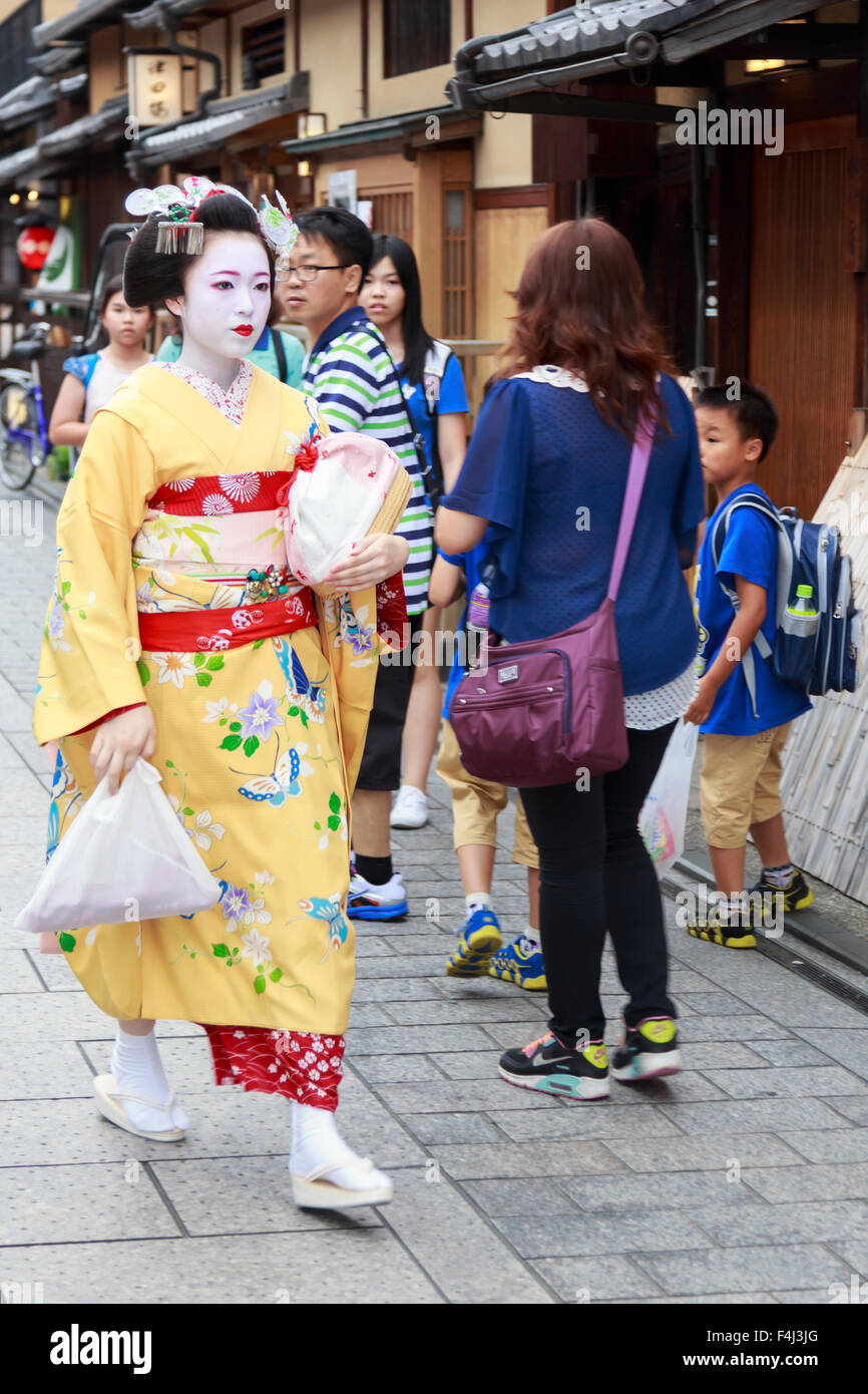 Maiko, apprendista geisha, passeggiate alla sera appuntamento attraverso la folla turistica, Hanami-koji street, Gion, Kyoto, Giappone, Asia Foto Stock