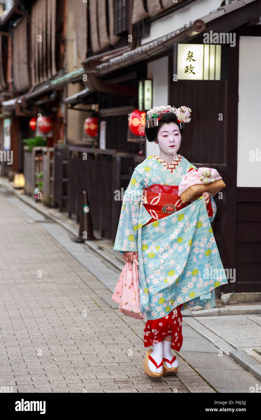 Maiko, apprendista geisha, passeggiate alla sera appuntamento tradizionale del passato edifici in legno, Gion, Kyoto, Giappone, Asia Foto Stock
