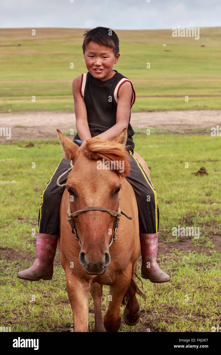 Cavallo e boy riding bareback ad estate campo nomadi, Khujirt, Uvurkhangai (Ovorkhangai), Mongolia centrale, Asia Centrale, Asia Foto Stock