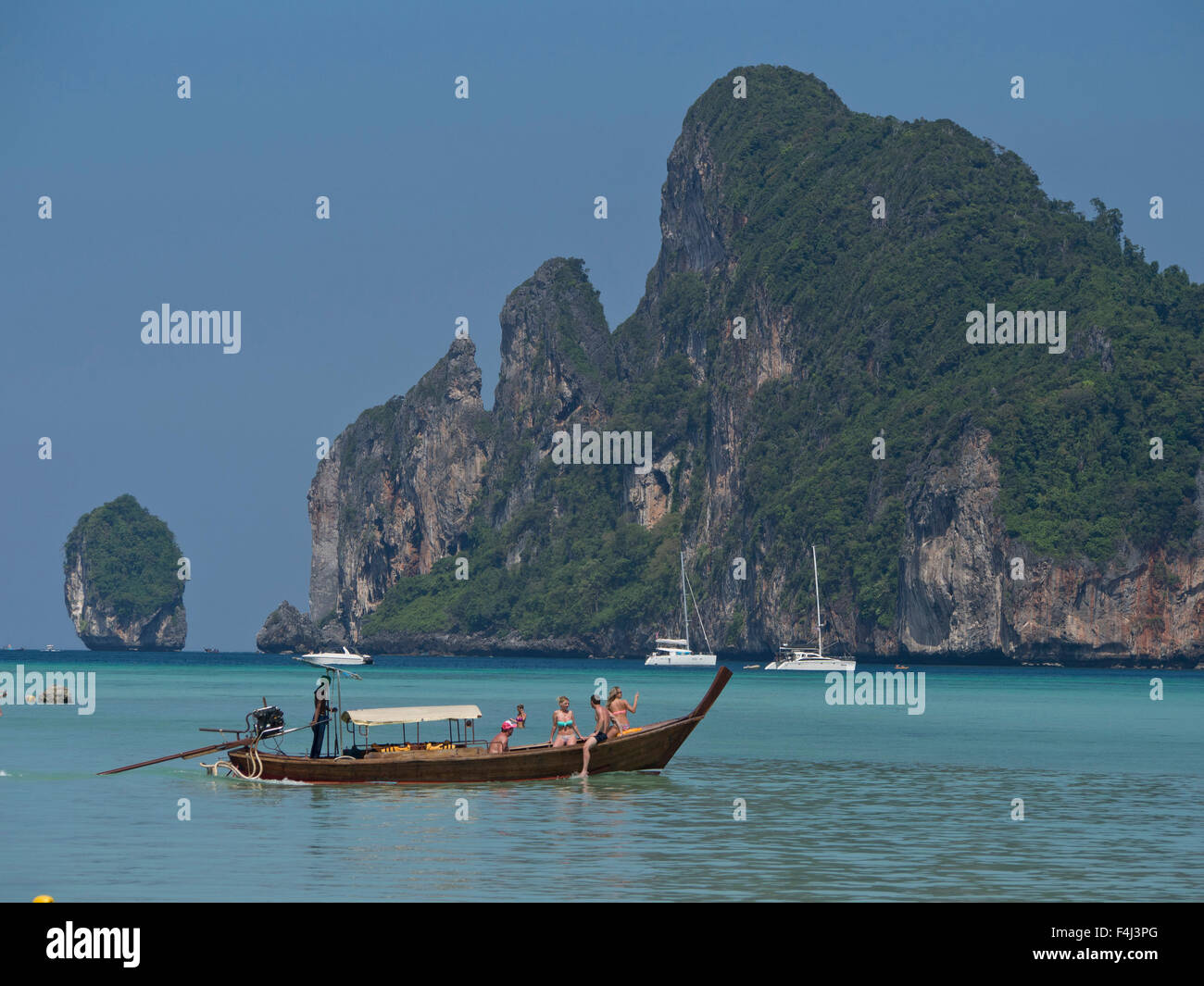 I turisti in barca dalla lunga coda in le isole Phi Phi, sul mare delle Andamane, Thailandia, Sud-est asiatico, in Asia Foto Stock