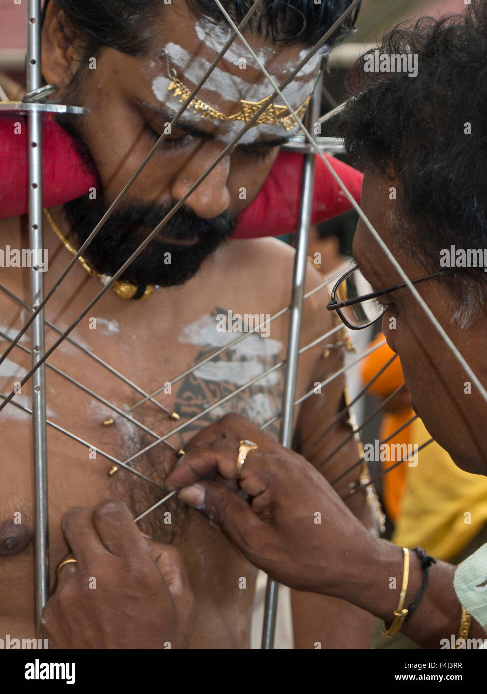 Devoto con il corpo forato con spiedini, Thaipusam Hindu Tamil festival celebrato in Little India, Singapore, Sud-est asiatico Foto Stock