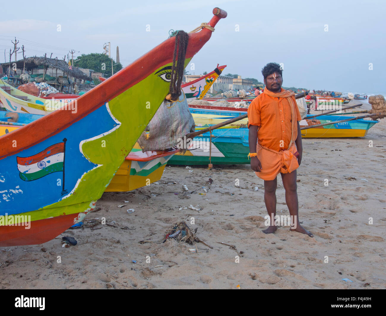Pescatore sulla spiaggia in Tamil Nadu, India, Asia Foto Stock