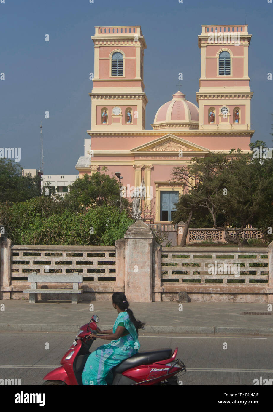 Donna locale unità passato moto tradizionale architettura francese nel territorio dell' Unione di Pondicherry, Tamil Nadu, India, Asia Foto Stock