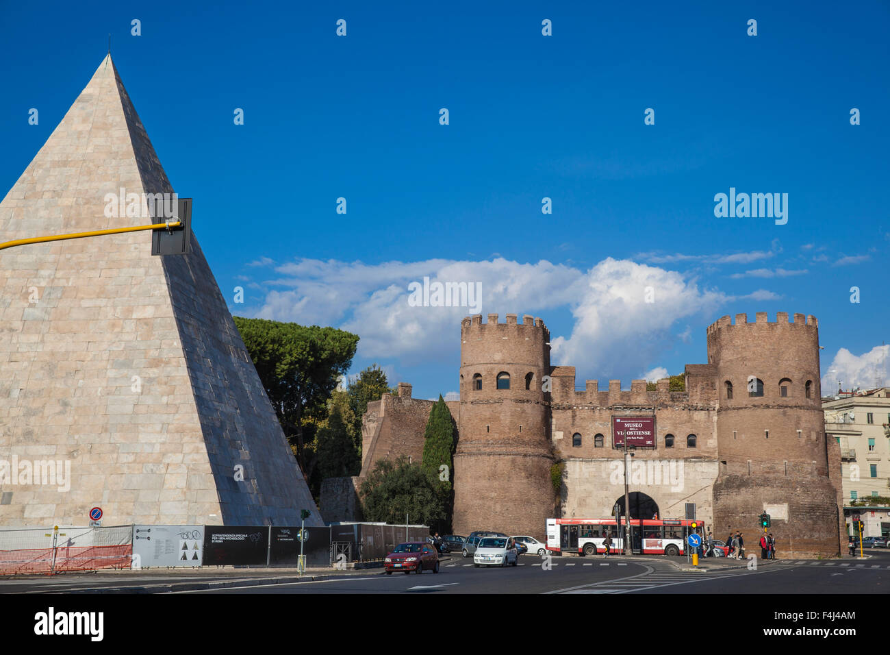 La Piramide Cestia e Porta San Paolo, Roma, Lazio, l'Italia, Europa Foto Stock