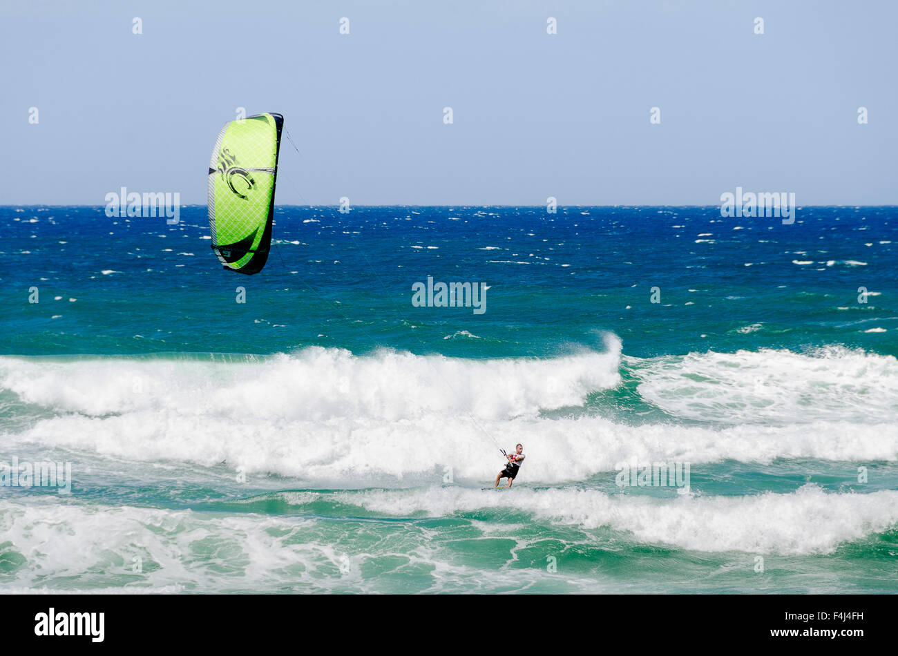 Il kite surf sulla spiaggia di Southport Surfers Paradise, Queensland, Australia Foto Stock