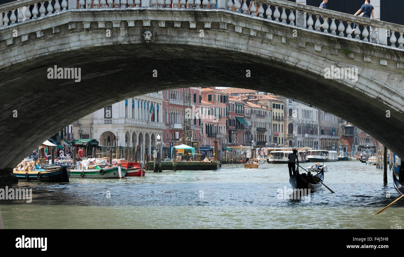 In Gondola sotto il ponte di Rialto, Grand Canal, Venezia, Sito Patrimonio Mondiale dell'UNESCO, Veneto, Italia, Europa Foto Stock