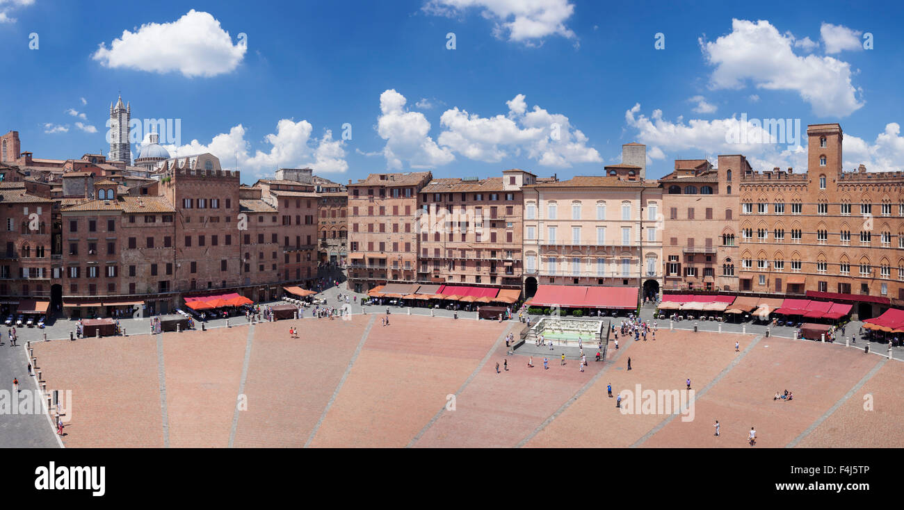 Piazza del Campo con il Duomo di Santa Maria Assunta sulla skyline, Siena, UNESCO, in provincia di Siena, Toscana, Italia Foto Stock