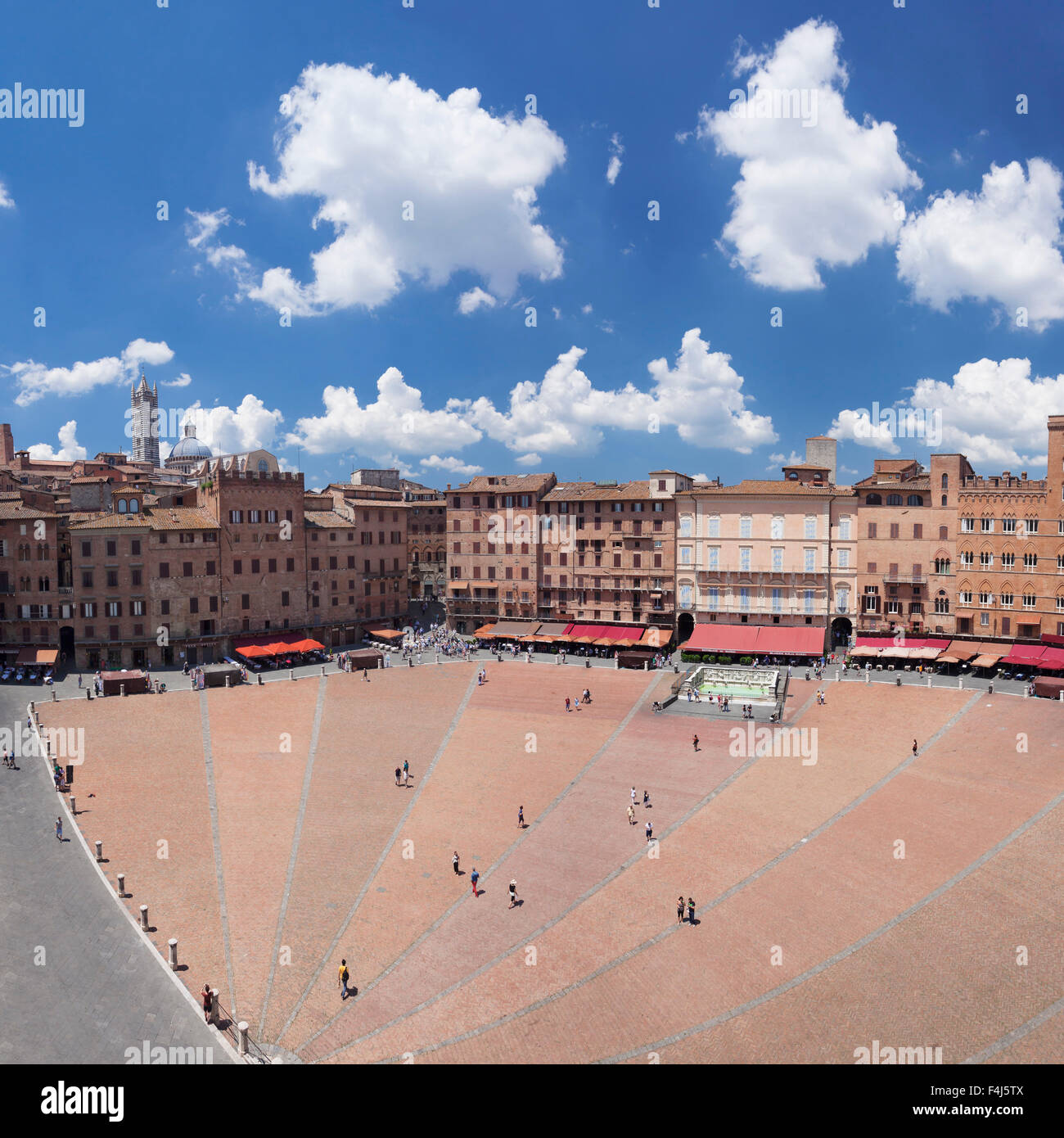 Piazza del Campo, il Duomo di Santa Maria Assunta dietro, Siena, Sito Patrimonio Mondiale dell'UNESCO, in provincia di Siena, Toscana, Italia Foto Stock