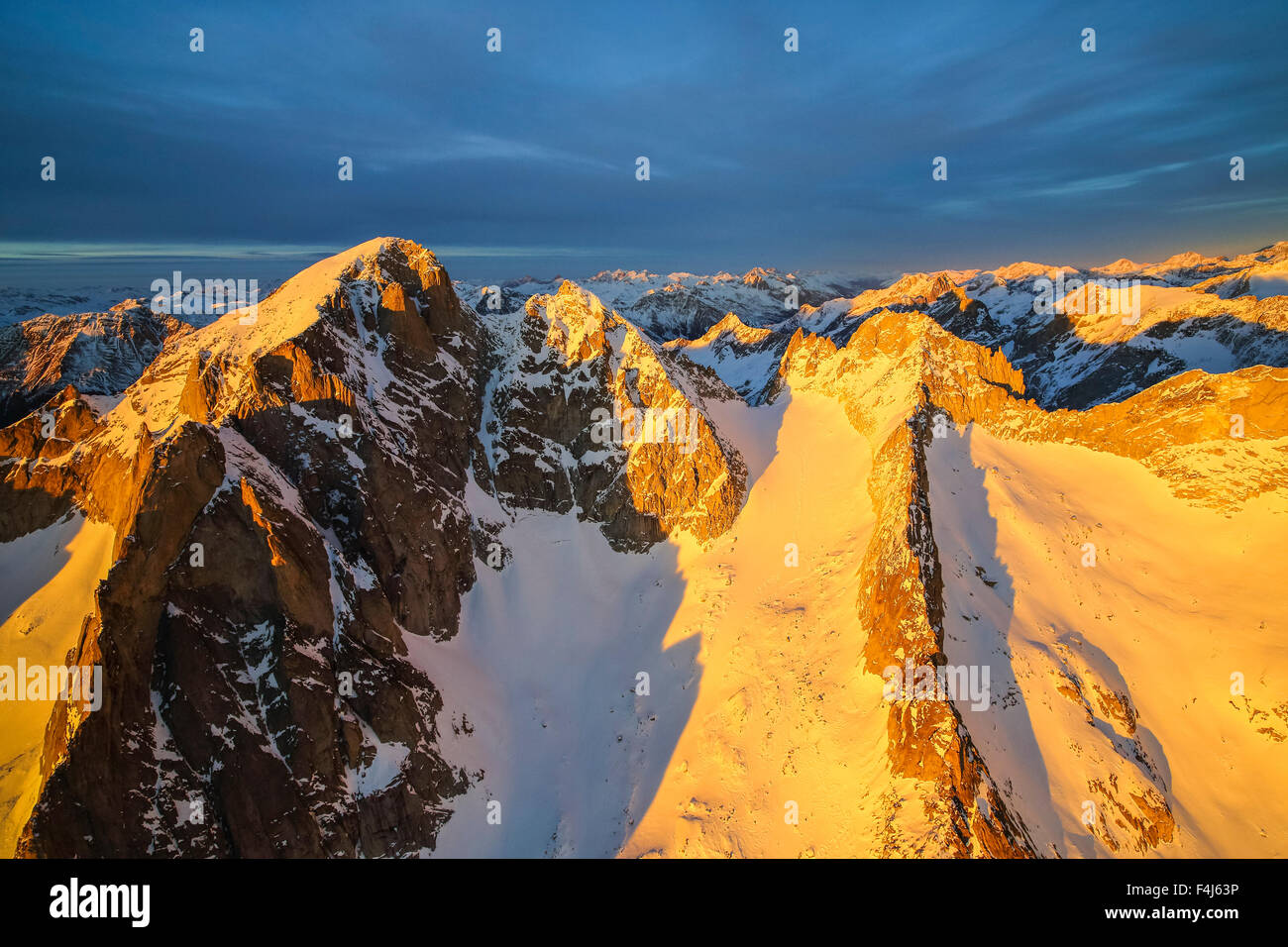 Vista aerea del picco Cengalo al tramonto, Val Masino, Valtellina, Lombardia, Italia, Europa Foto Stock