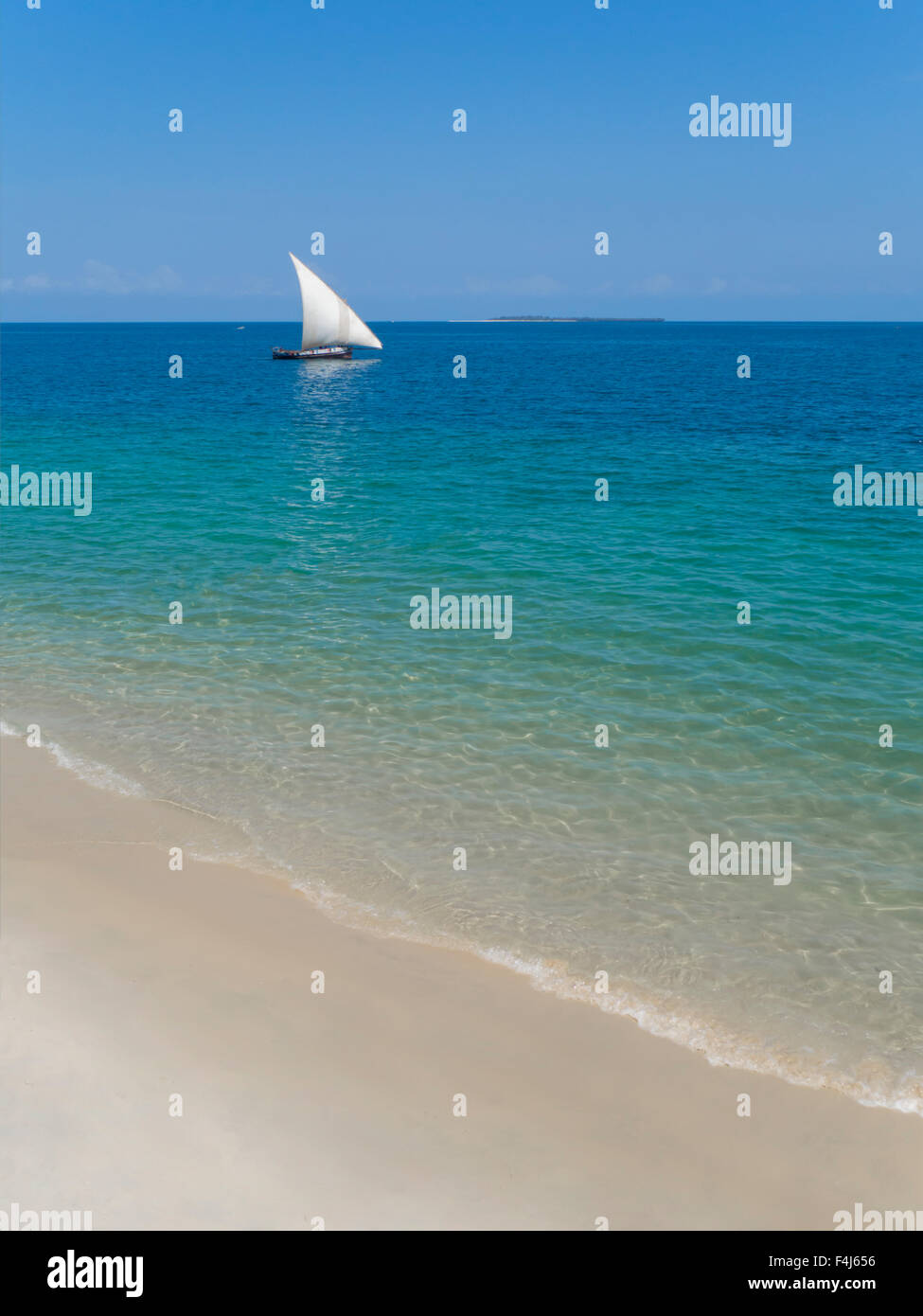 Spiaggia e Oceano Indiano dhow, Zanzibar, Tanzania, Africa orientale, Africa Foto Stock