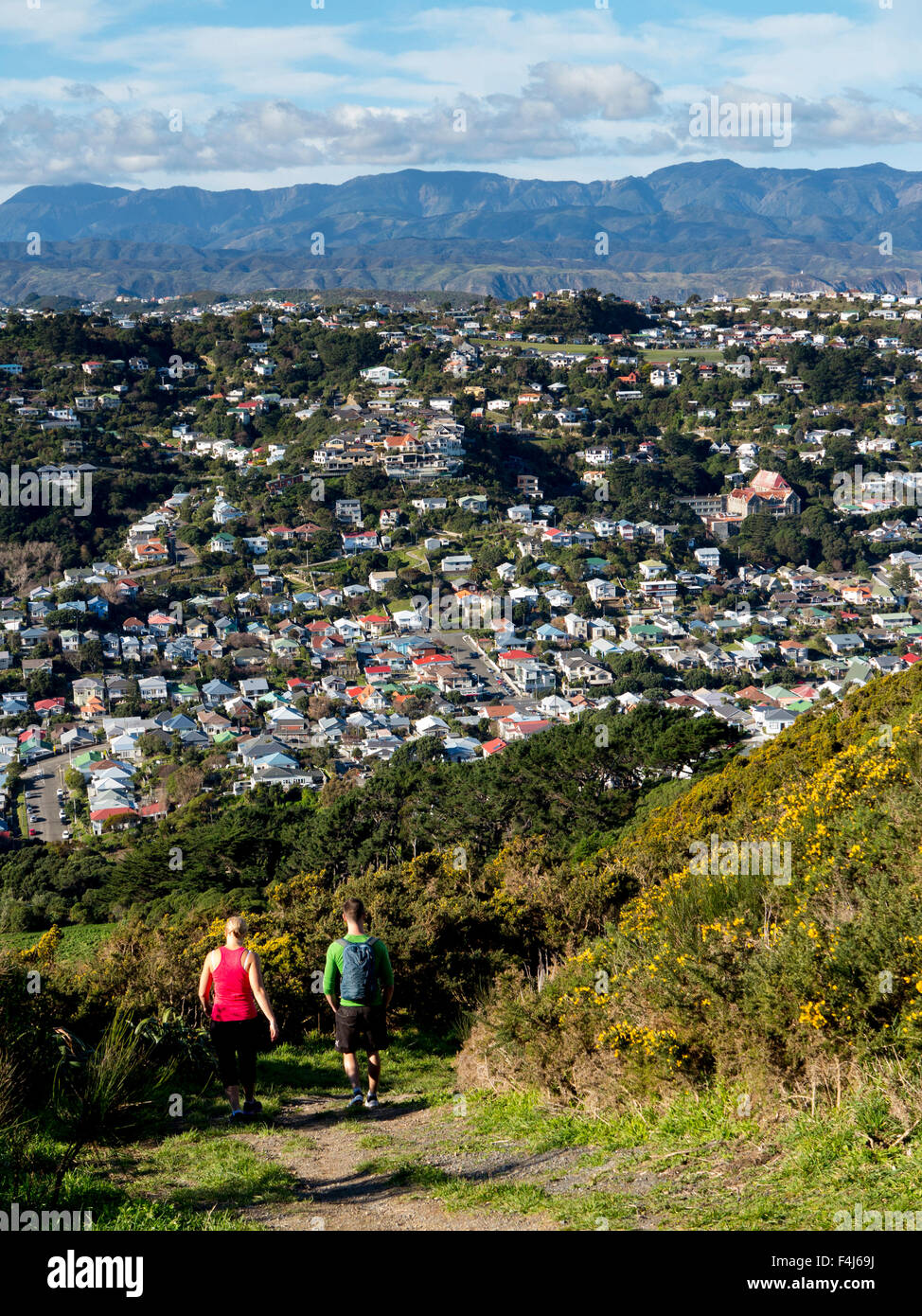 Sobborghi e Rimutaka varia da Kingston con coppia sulla pista a piedi, Wellington, Isola del nord, Nuova Zelanda, Pacific Foto Stock