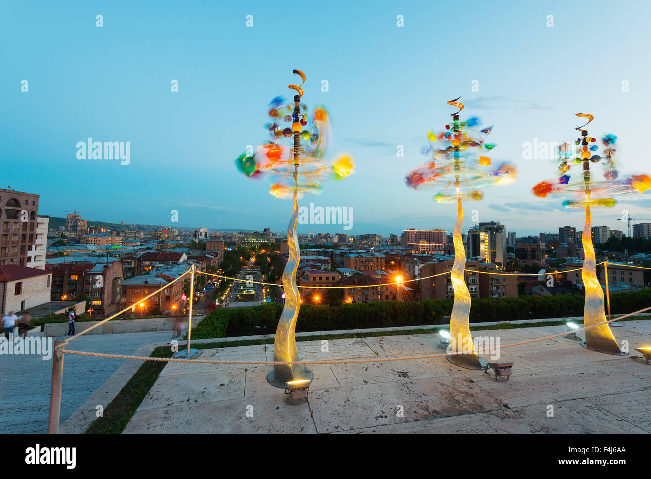 Scacciapensieri, mostre d'arte alla cascata, Yerevan, Armenia, la regione del Caucaso meridionale e in Asia Centrale, Asia Foto Stock