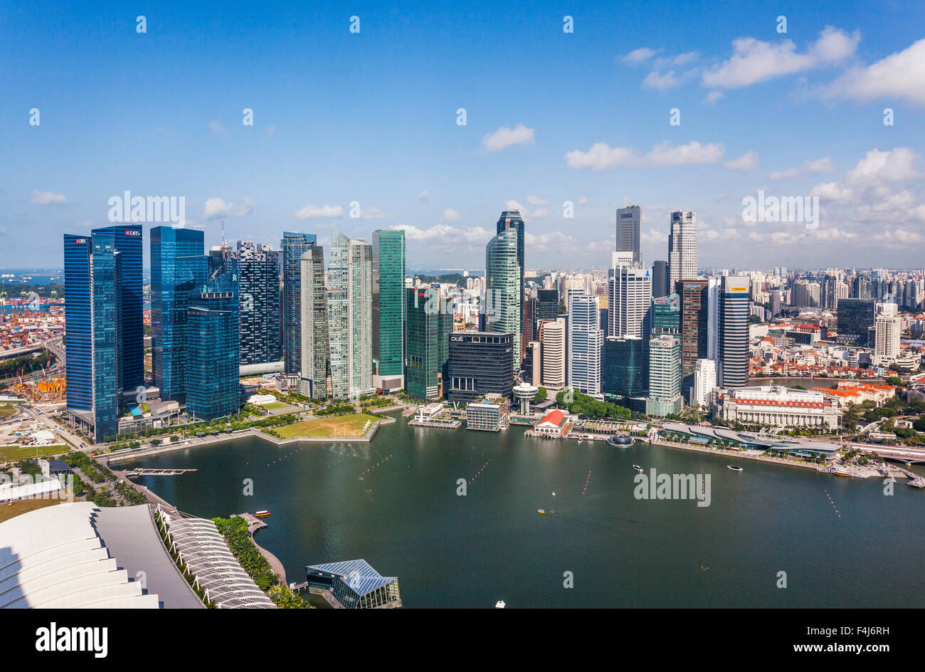 Singapore, vista panoramica della baia di Marina e il CBD di Singapore dal skypark di Marina Bay Sands Hotel Foto Stock