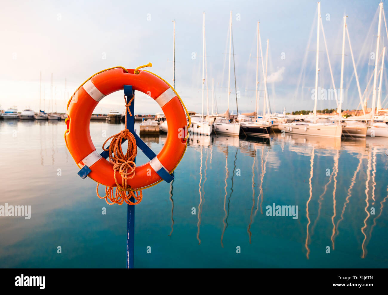 La vita cintura in corrispondenza di una marina con barche a vela Foto Stock