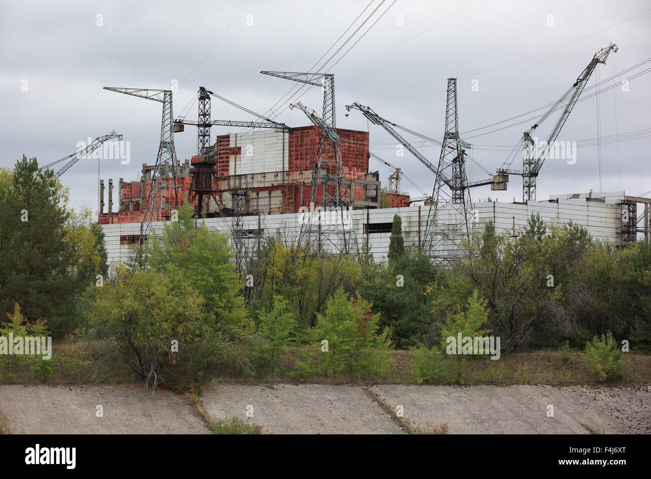 Vista sulla costruzione del mai completato il numero di reattori 5 e 6 presso la centrale nucleare di Cernobyl. Pripjat, Ucraina. Foto Stock