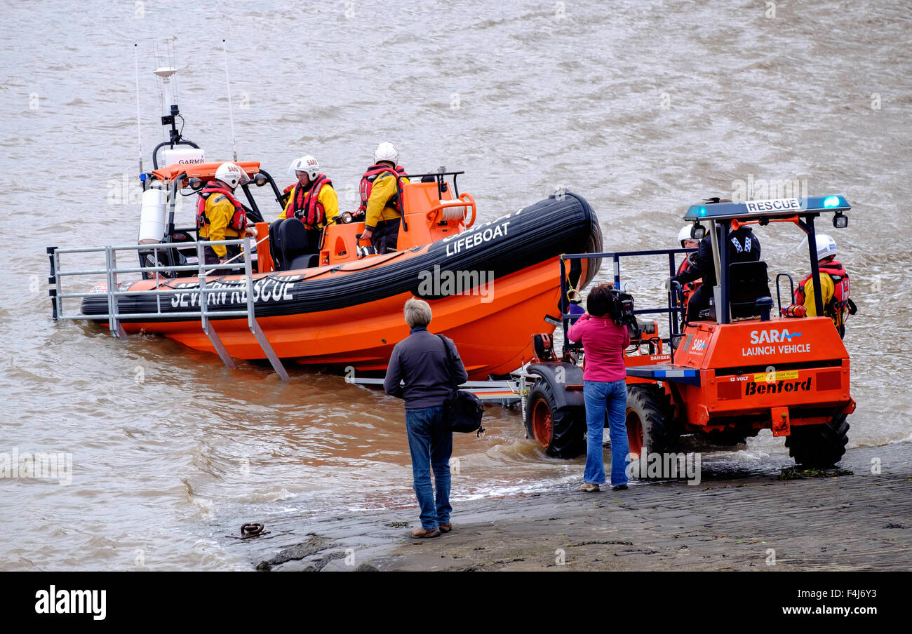 Lancio del nuovo SARA scialuppa di salvataggio 'Jim Hewitt' sul fiume Severn con TV news team fotocamera riprese. Beachley Gloucestershire Foto Stock
