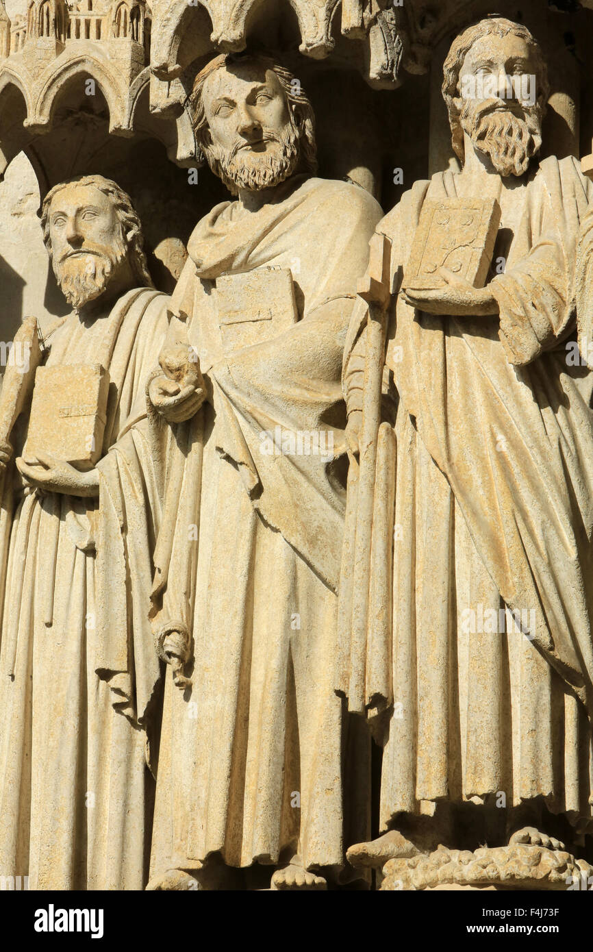 Statue nella strombatura e la parete laterale sinistra del portale centrale, la cattedrale di Amiens, Piccardia, Francia Foto Stock