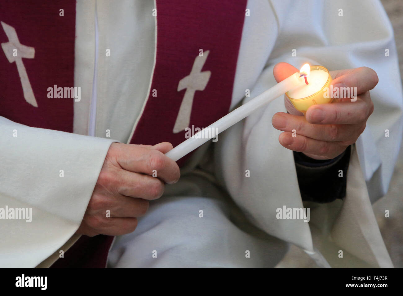 Accendere una candela sulla celebrazione della festa del perdono, la cattedrale di Amiens, Piccardia, Francia, Europa Foto Stock