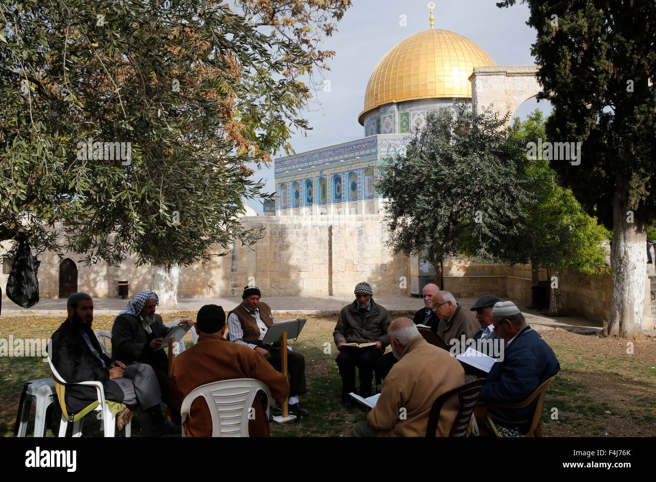 Palestinesi la lettura del Corano al di fuori della Moschea di Al-Aqsa, Sito Patrimonio Mondiale dell'UNESCO, Gerusalemme, Israele, Medio Oriente Foto Stock