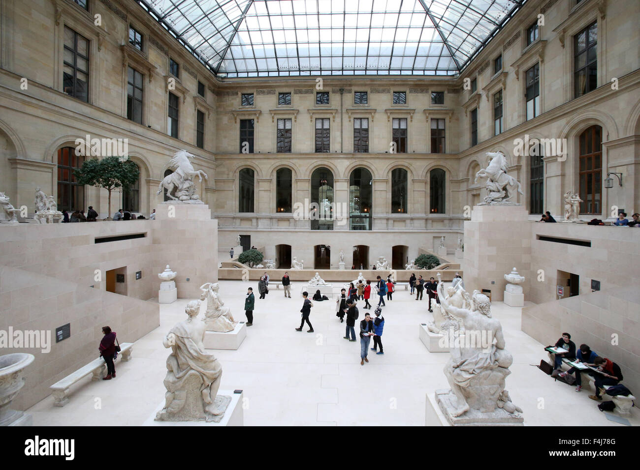 Cour Marly sala di scultura all'interno del museo del Louvre, Parigi, Francia, Euruope Foto Stock