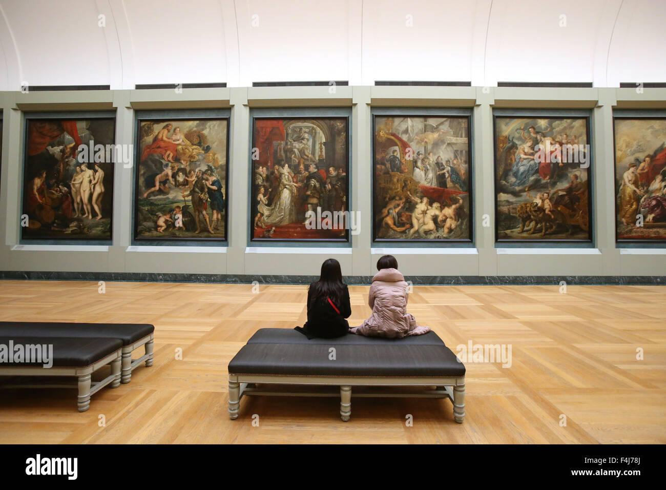 Visitatori in Medicis Gallery, il museo del Louvre, Parigi, Francia, Euruope Foto Stock