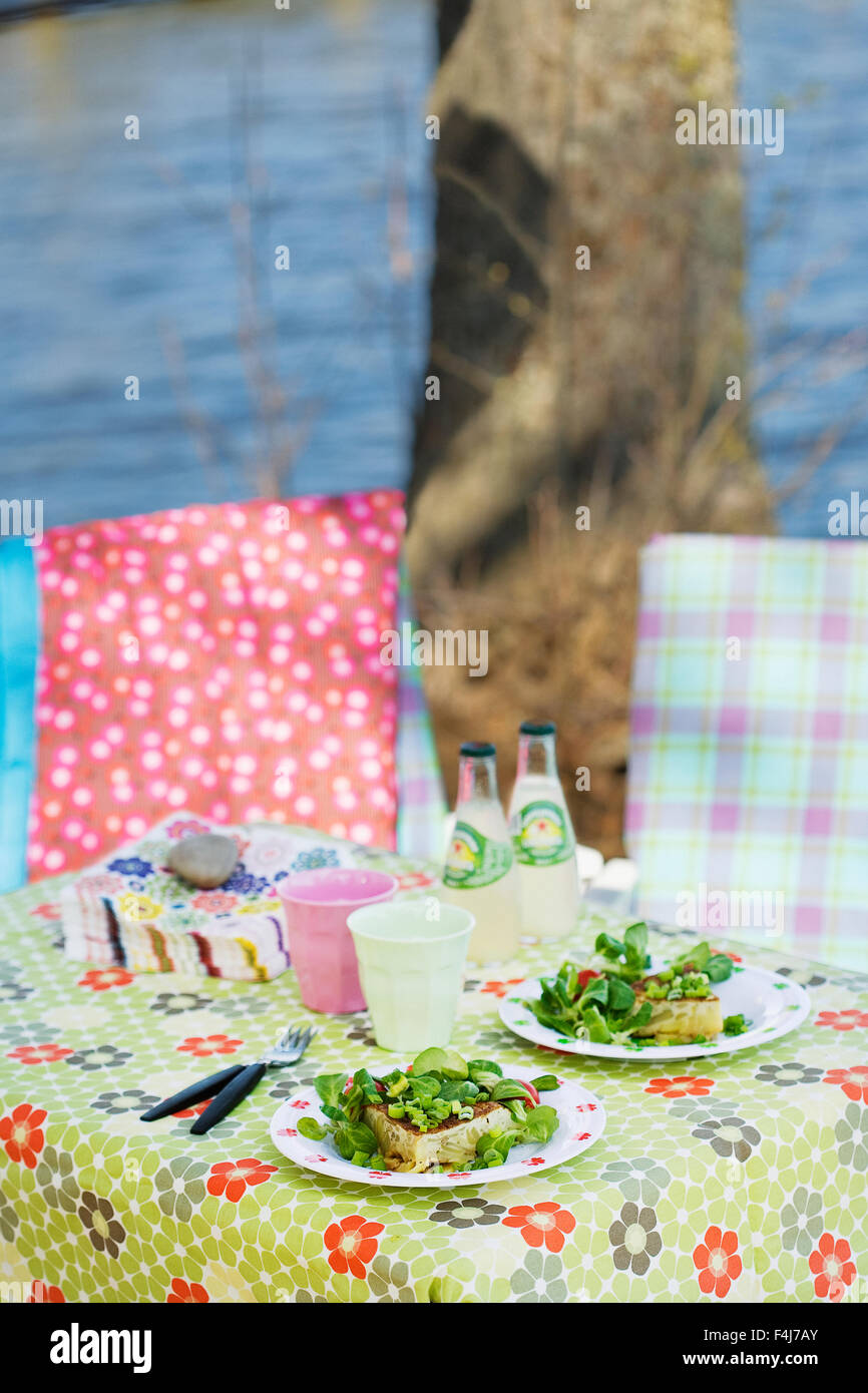 Tavolo con insalata e omelette, Svezia. Foto Stock