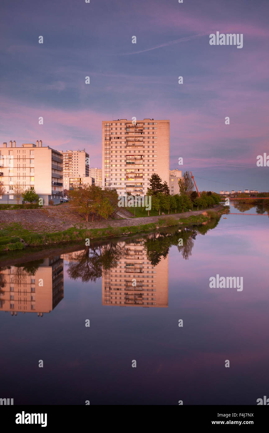 Guardando attraverso il fiume Cher verso la periferia di Tours, Indre et Loire, Francia, Europa Foto Stock