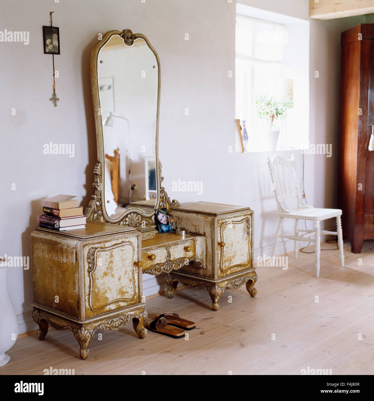 Un arredamento antico in una stanza. Foto Stock