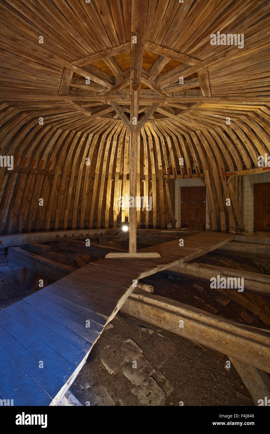 All'interno della struttura di tetto della cappella al Chateau de Chambord che mostra il restauro in corso, Loir-et-Cher, Centre, Francia Foto Stock