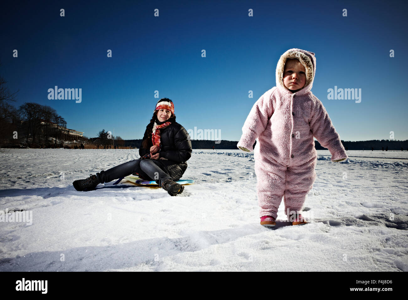 Il bambino e la madre figlia sul ghiaccio, Svezia. Foto Stock