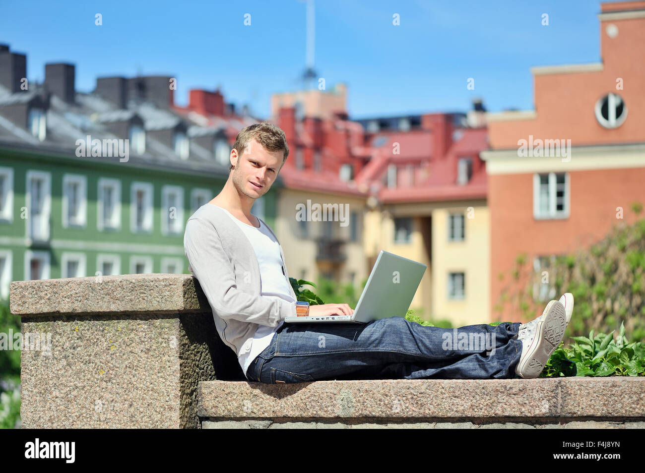 Un giovane uomo che utilizza un computer portatile, Svezia. Foto Stock