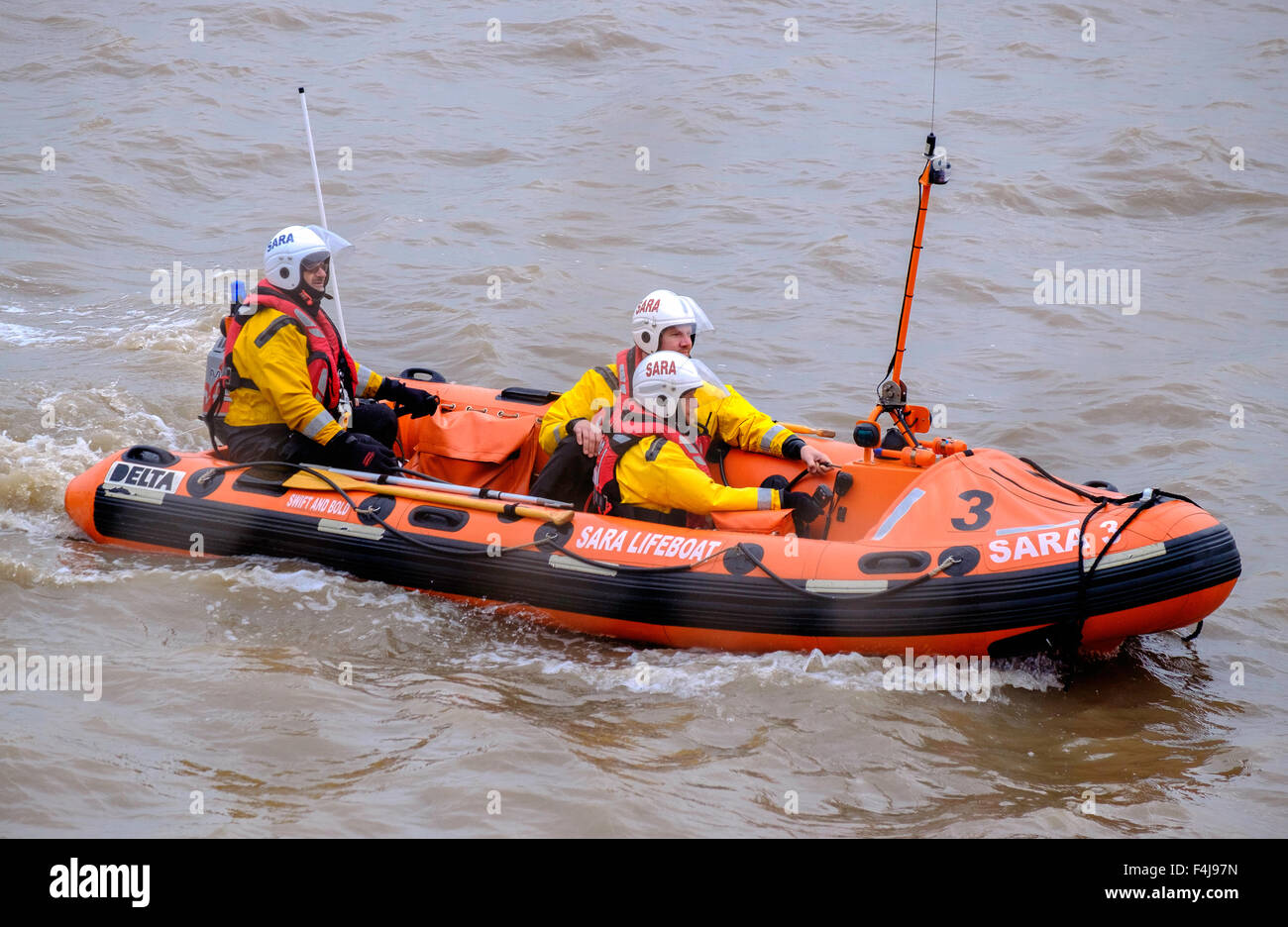 Scialuppa di salvataggio sul fiume Severn a Beachley Gloucestershire in Inghilterra. La barca appartiene a Sara, la Severn Area associazione Rescue. Foto Stock