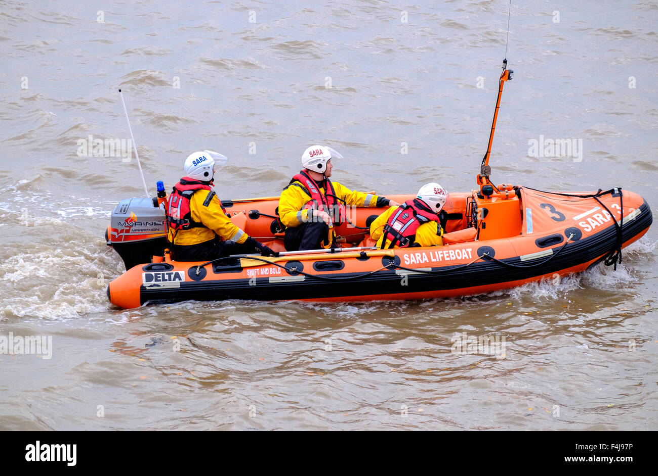 Scialuppa di salvataggio sul fiume Severn a Beachley Gloucestershire in Inghilterra. La barca appartiene a Sara, la Severn Area associazione Rescue. Foto Stock