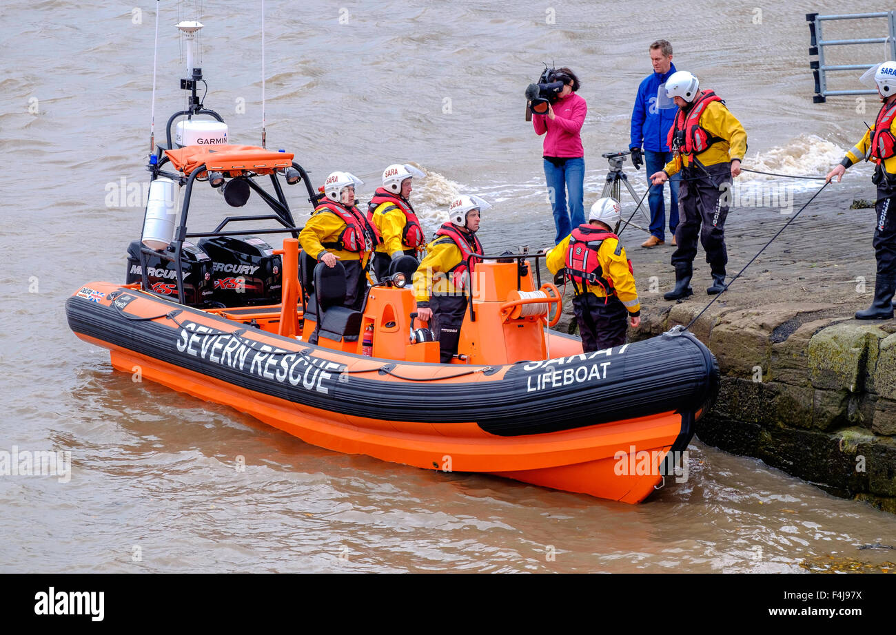 Nuovo SARA scialuppa di salvataggio 'Jim Hewitt l'essere girato a lanciare sul fiume Severn dalla troupe televisive per le notizie locali stazione. L'equipaggio sono volontari Foto Stock