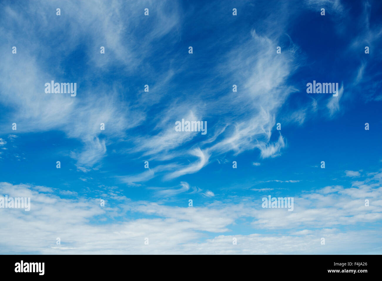 Cielo blu e nuvole bianche Foto Stock