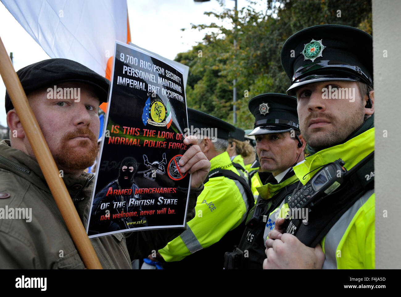 Il repubblicano dissidente gruppo Rete repubblicano per l unità (RNU) protestare presso un servizio di polizia dell'Irlanda del nord (Psni) evento Foto Stock