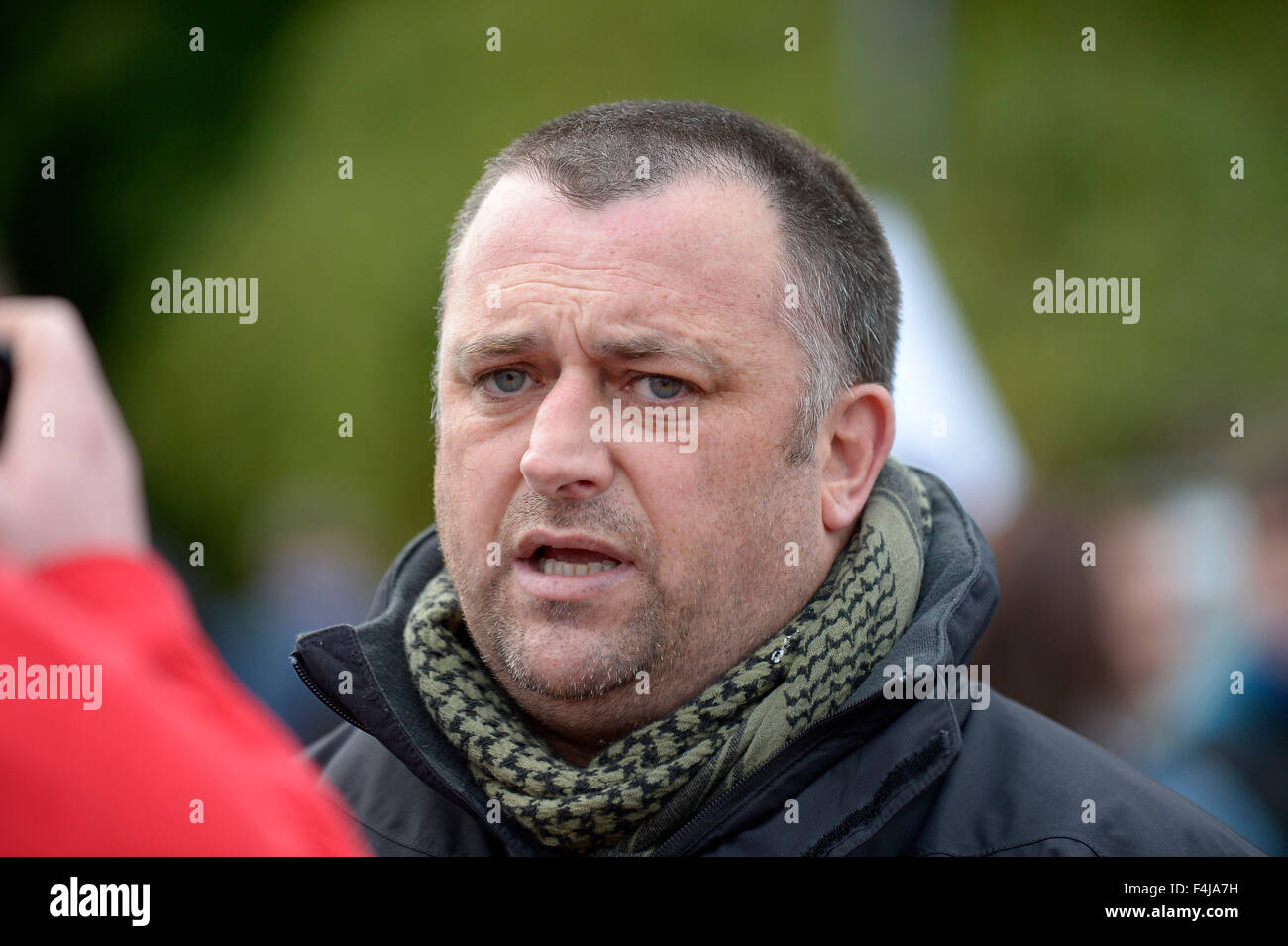 Indipendenti di Derry City consigliera e dissidente repubblicano irlandese Gary Donnelly frequentando un dissidente protesta repubblicana Foto Stock
