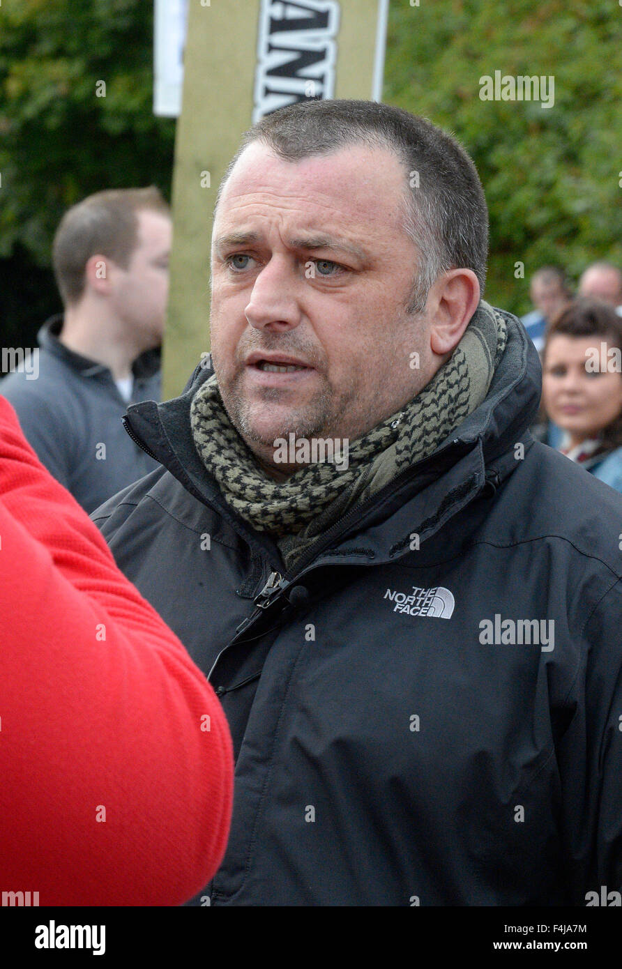 Indipendenti di Derry City consigliera e dissidente repubblicano irlandese Gary Donnelly frequentando un dissidente protesta repubblicana Foto Stock