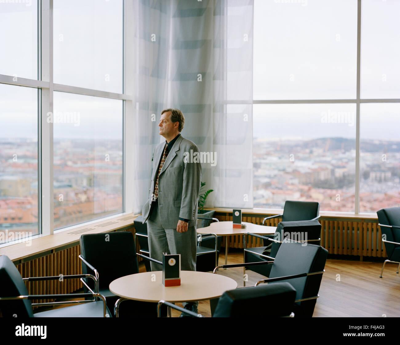 Un uomo che guarda fuori dalla finestra da un bar nella torre Gothia, Göteborg, Svezia Foto Stock