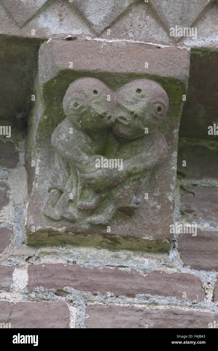Lottatori Corbel carving, Kilpeck Chiesa, Herefordshire, Inghilterra Foto Stock