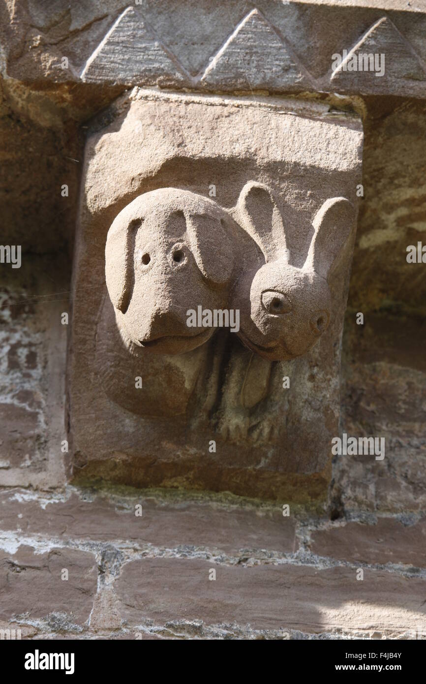 Lepre e Hound Corbel carving, Kilpeck Chiesa, Herefordshire, Inghilterra Foto Stock