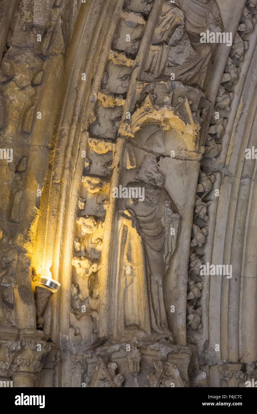 Dettaglio di un rilievo intorno a un portale del palazzo papale ad Avignone Foto Stock Dettaglio di un rilievo intorno a un portale del palazzo papale ad Avignone Foto Stock